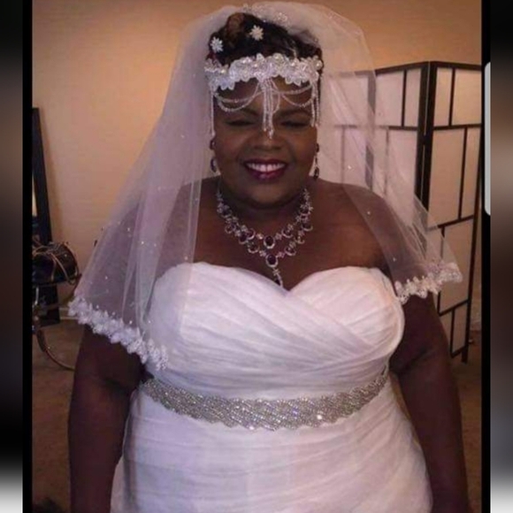 Allure Ivory Ballgown 32 - Picture 1 of 3